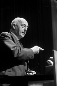 Congres PVDA in RAI. Dr. Mansholt aan het woord, Bestanddeelnr 920-8826