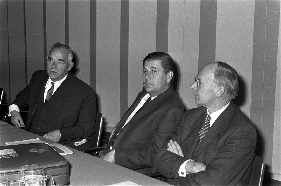 Congres PvdA in Nederlands Congresgebouw in Den Haag nr. 21 v.l.n.r. J.A.W. Bu, Bestanddeelnr 922-1774