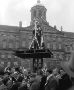 Collectie voor sporthallen in Amsterdam, Prins Justuoso 68 tijdens zijn toespraa, Bestanddeelnr 910-1310