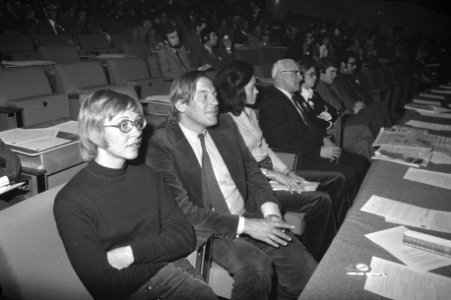 Congres PvdA in Den Haag , Ruby van der Scheer en Hans van Mierlo (D66) op congr, Bestanddeelnr 925-9301