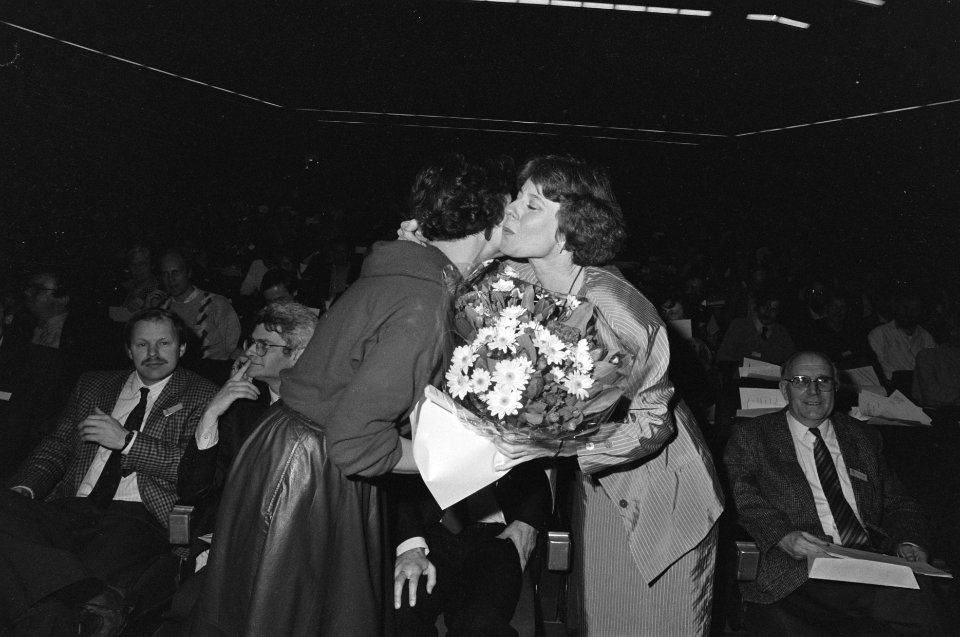 Congres PvdA in Amsterdam nieuwe voorzitter Marjanne Sint wordt gefeliciteerd d, Bestanddeelnr 933-9416