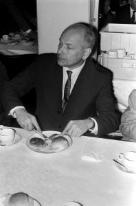 Congres PVDA in de RAI. Dhr. Den Uyl aan de lunch, Bestanddeelnr 920-8799