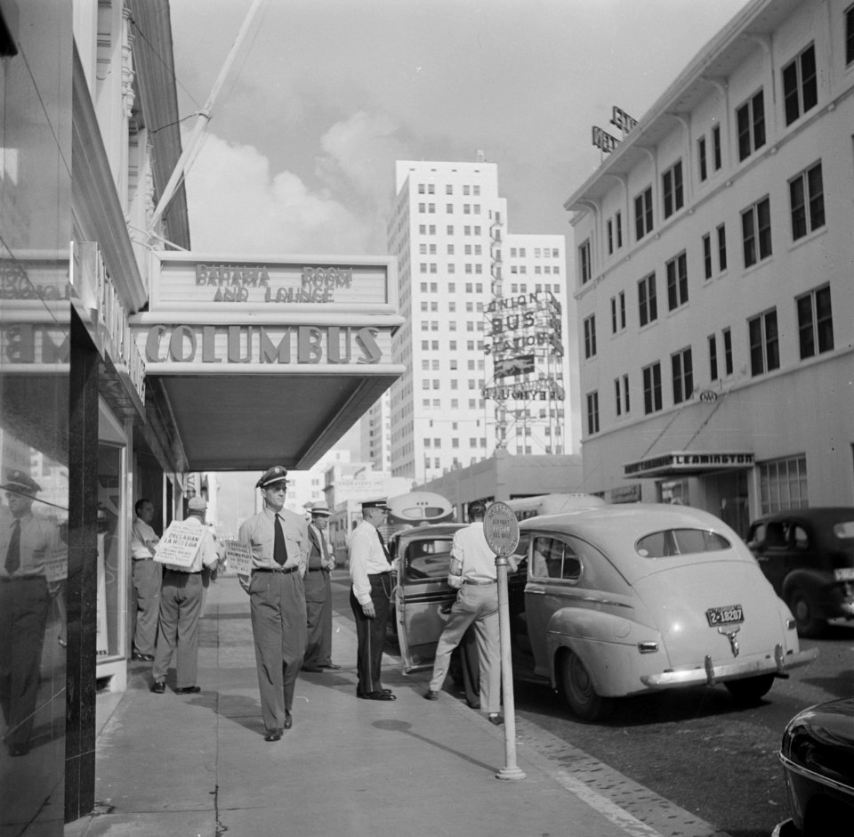 Columbus Hotel aan de Biscayne Boulevard in Miami Man draagt bekendmaking van s, Bestanddeelnr 191-0773