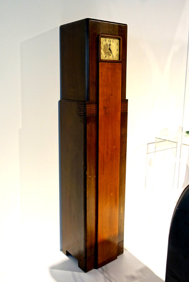 Columnair tall clock and radio, by Raymond Loewy, Westinghouse Electric Co., Cranberry, PA, c. 1930, mahogany, oak veneer, enameled stee., Masonite - Montreal Museum of Fine Arts - Montreal, Canada -DSC09032