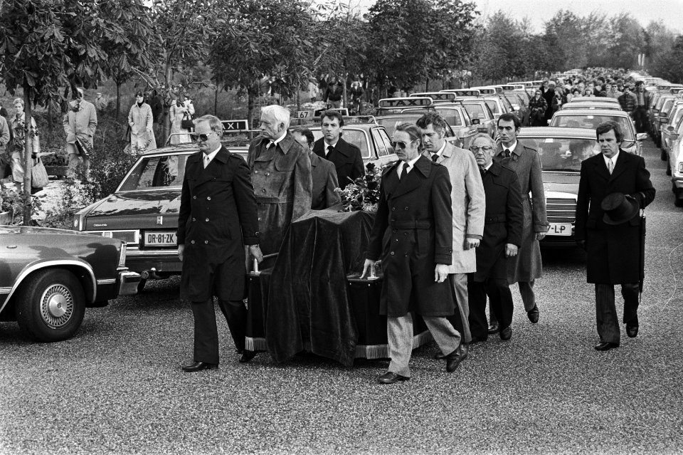 Collegas van Jan Scholts dragen de kist langs honderden taxis, Bestanddeelnr 931-7549