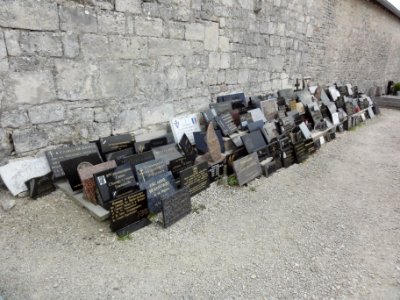 Colombey-les-deux-Églises (Haute-Marne) plaques au cimetière, honneurs à De Gaulle
