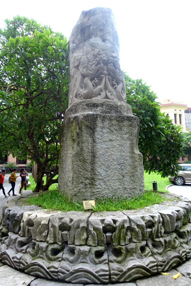 Column engraved with dragons, Dam Pagoda, Bac Ninh Province, 11th century - Vietnam National Museum of Fine Arts - Hanoi, Vietnam - DSC05404