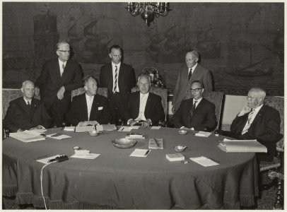 College van B & W v.l.n.r. J.A. Schippers, A. van der Veldt, D.J.A. Geluk, P.W. Voskuilen, O.P.F.M. Cremers ( burgemeester) W.F. Happé, H.E. Phaff ( Gem. Secretaris) en W.C. Bakker, NL-HlmNHA 54012209