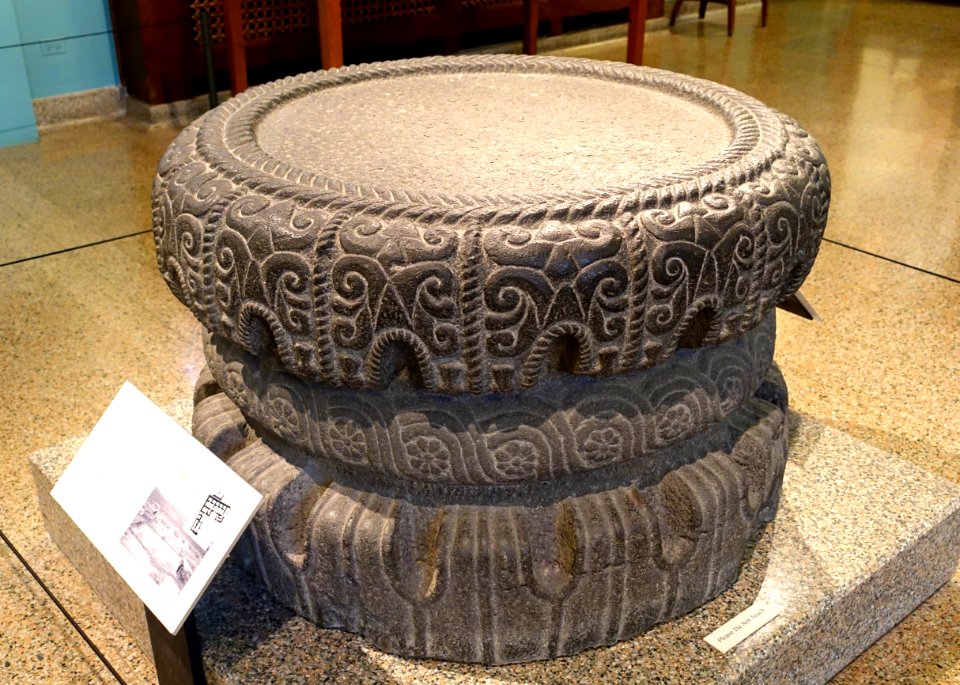 Column base, Amuq Valley, Tell Tayinat, Amuq O, Iron Age II, 900-750 BC, basalt- Oriental Institute Museum, University of Chicago - DSC07660