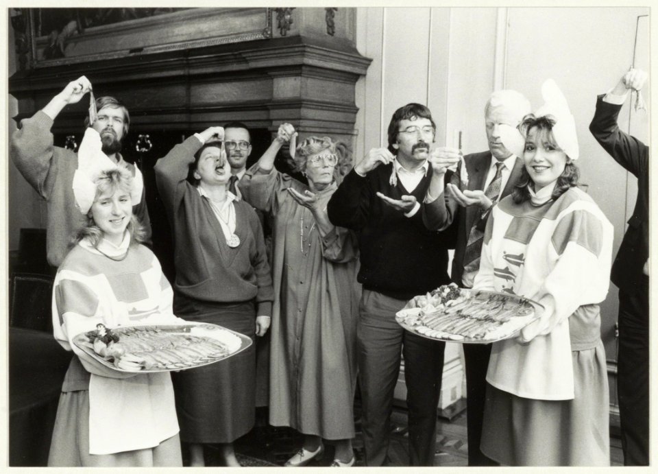 College van B & W , Wiebe Koster, Elisabeth Schmitz Leni van Son, Bert Bruijn en Piet Sikma eten een haring. NL-HlmNHA 54015353