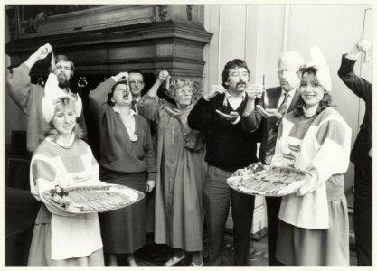 College van B & W , Wiebe Koster, Elisabeth Schmitz Leni van Son, Bert Bruijn en Piet Sikma eten een haring. NL-HlmNHA 54015353