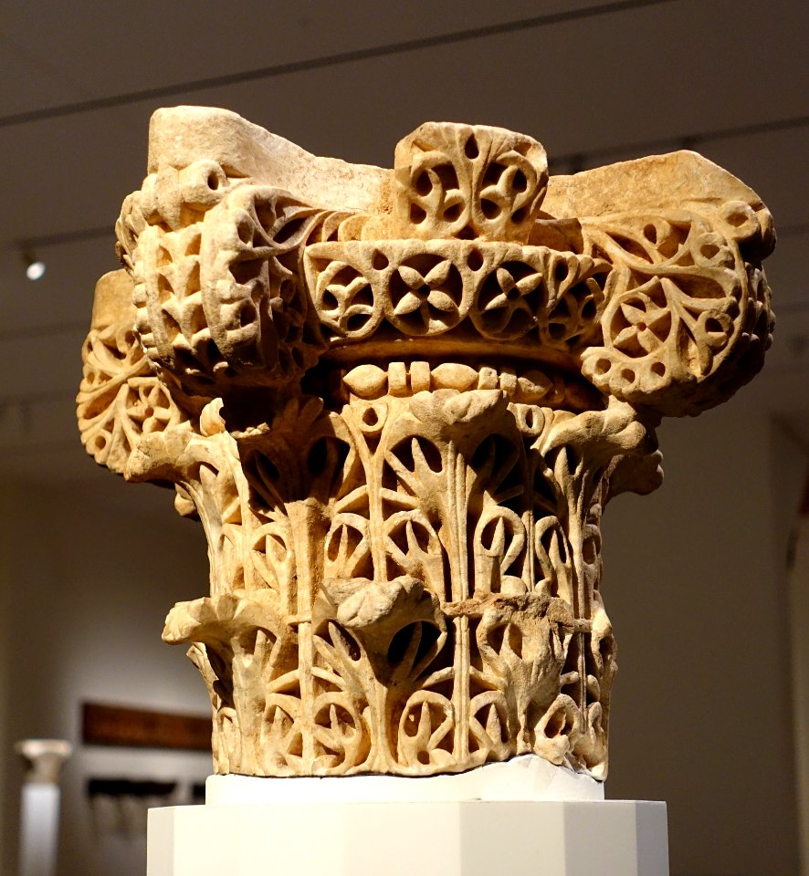 Column capital, Madinat al-Zahra, al-Andalus (Andalusia, Spain), c. 950-970 AD, marble - Aga Khan Museum - Toronto, Canada - DSC06456