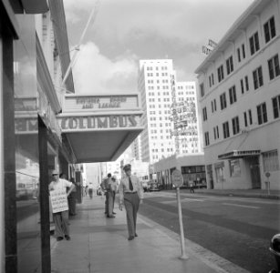 Columbus Hotel aan de Biscayne Boulevard in Miami Man draagt bekendmaking van s, Bestanddeelnr 191-0772