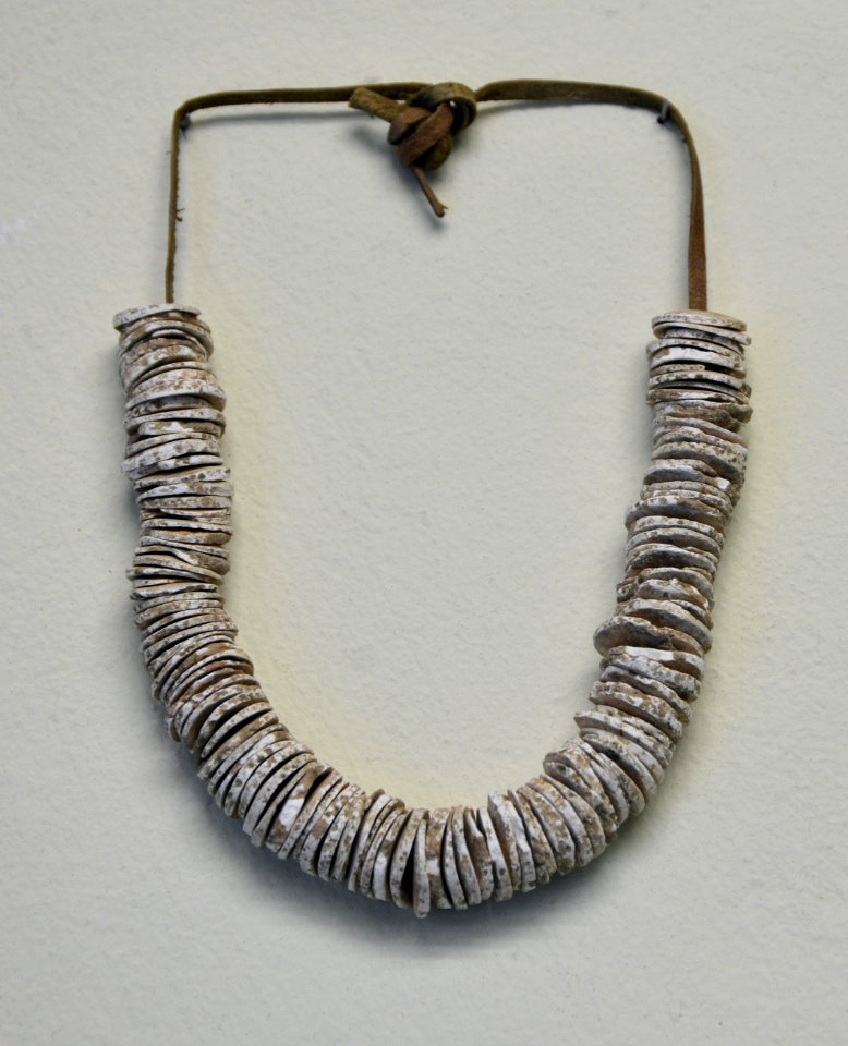 Collier coquilles Musée Saint-Remi 21092016