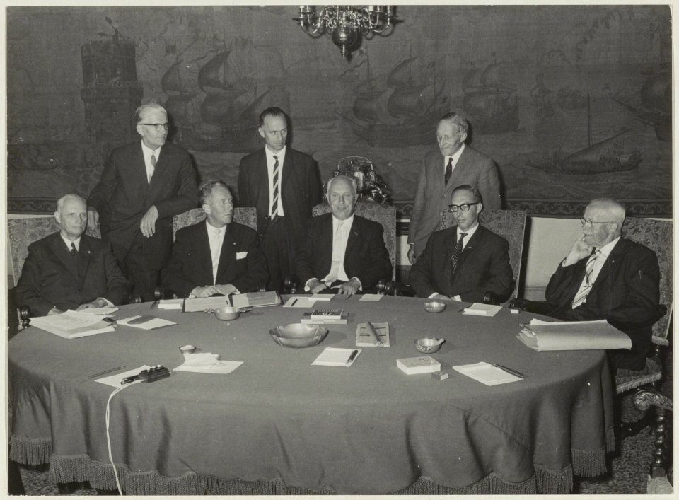 College van B & W v.l.n.r. J.A. Schippers, A. van der Veldt, D.J.A. Geluk, P.W. Voskuilen, O.P.F.M. Cremers ( burgemeester) W.F. Happé, H.E. Phaff ( Gem. Secretaris) en W.C. Bakker, NL-HlmNHA 54011272