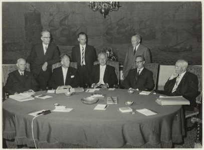 College van B & W v.l.n.r. J.A. Schippers, A. van der Veldt, D.J.A. Geluk, P.W. Voskuilen, O.P.F.M. Cremers ( burgemeester) W.F. Happé, H.E. Phaff ( Gem. Secretaris) en W.C. Bakker, NL-HlmNHA 54011272