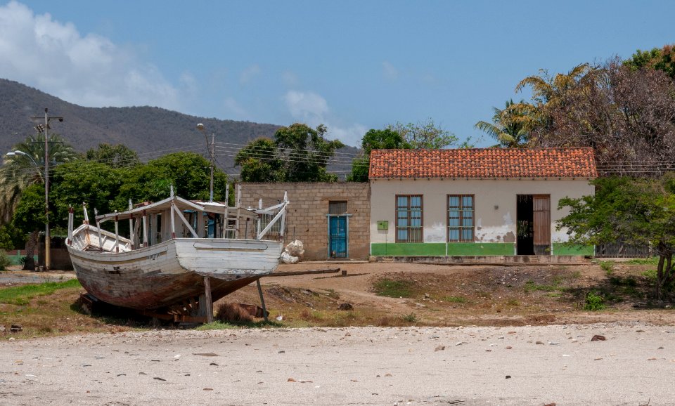 Colonial House with boat in La Guardia Beach
