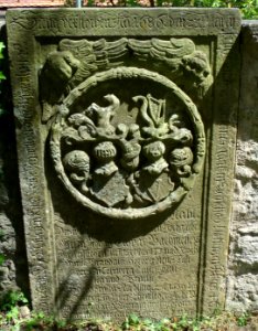 Colmberg, Bachmeyer-Epitaph in der Friedhofsmauer (2)
