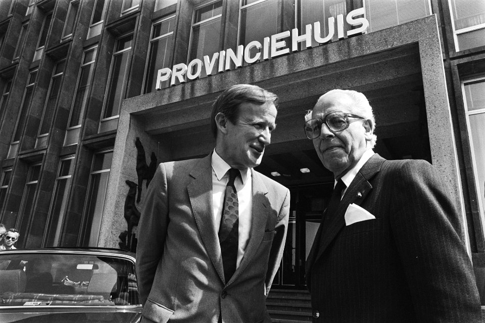 Commissaris van de Koningin in Zuid Holland , mr. Vrolijk (r) met zijn opvolger , Bestanddeelnr 932-9676