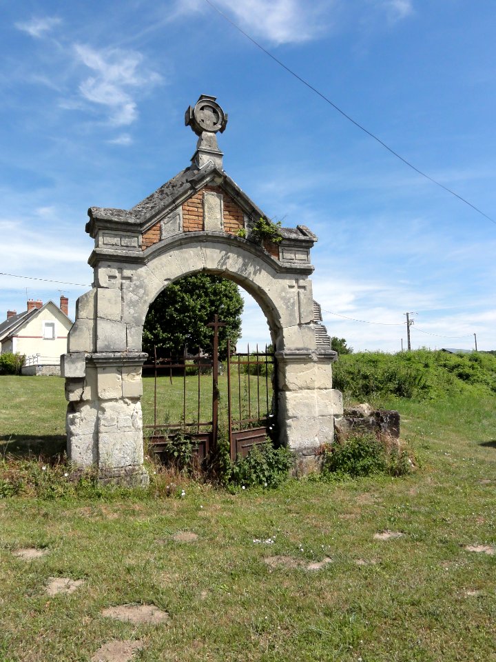 Colligis-Crandelain (Aisne) portail, vestige de l'ancien cimetière de Colligis