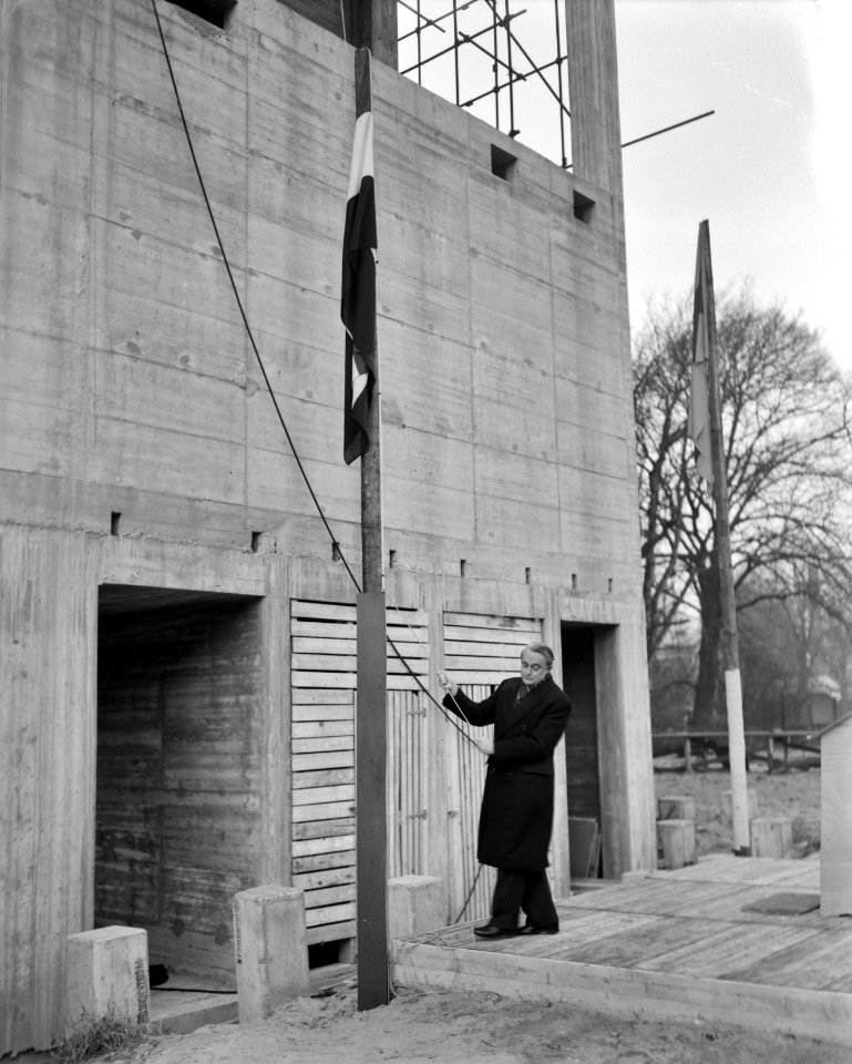 Commissaris der Koningin mr M Klaasesz hijst vlag op het nieuwe provinciehuis , Bestanddeelnr 911-9981