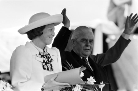 Commissarissen van de koningin Geertsema (r) juicht voor koningin Beatrix, Bestanddeelnr 932-5785