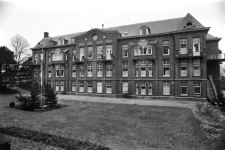 College van ziekenhuisvoorziening adviseert om in 1985 vi ziekenhuizen in Kennem, Bestanddeelnr 928-9943