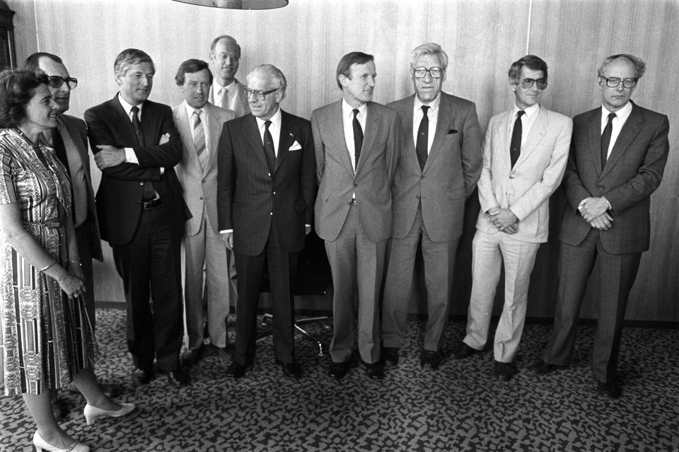 Commissaris van de Koningin in Zuid Holland , mr. Vrolijk met zijn opvolger Sche, Bestanddeelnr 932-9677