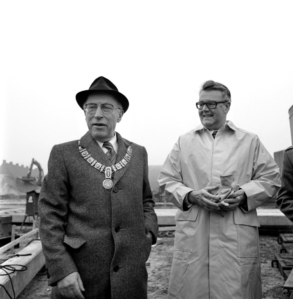 Commissaris van de Koningin Roel de Wit slaat eerste paal voor nieuw districtsbu, Bestanddeelnr 929-0311