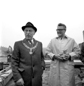 Commissaris van de Koningin Roel de Wit slaat eerste paal voor nieuw districtsbu, Bestanddeelnr 929-0311