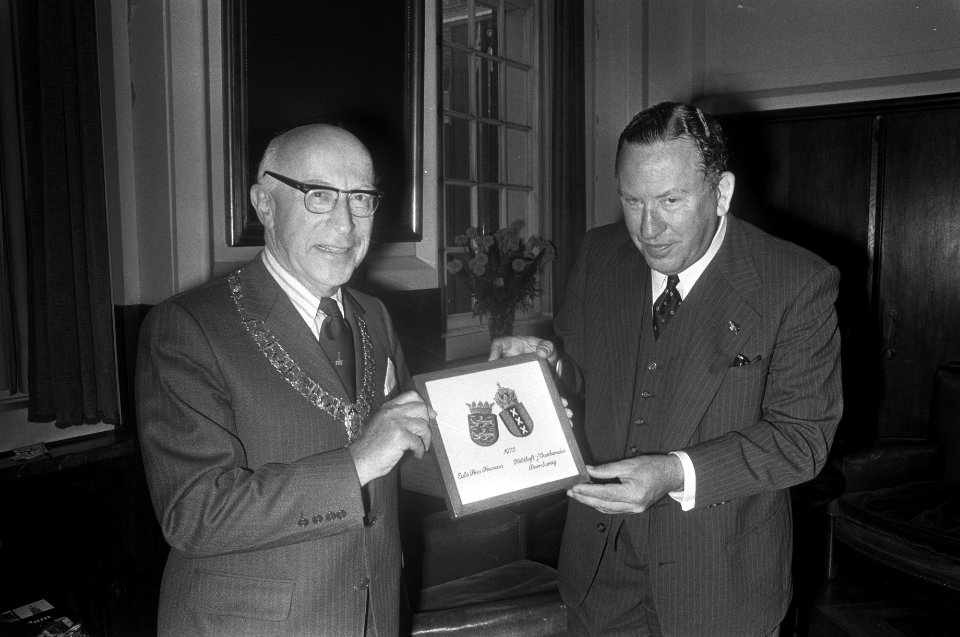 Commissaris van de Koningin in Friesland mr Hedzer Rijpstra (r) overhandigt bur, Bestanddeelnr 928-1389