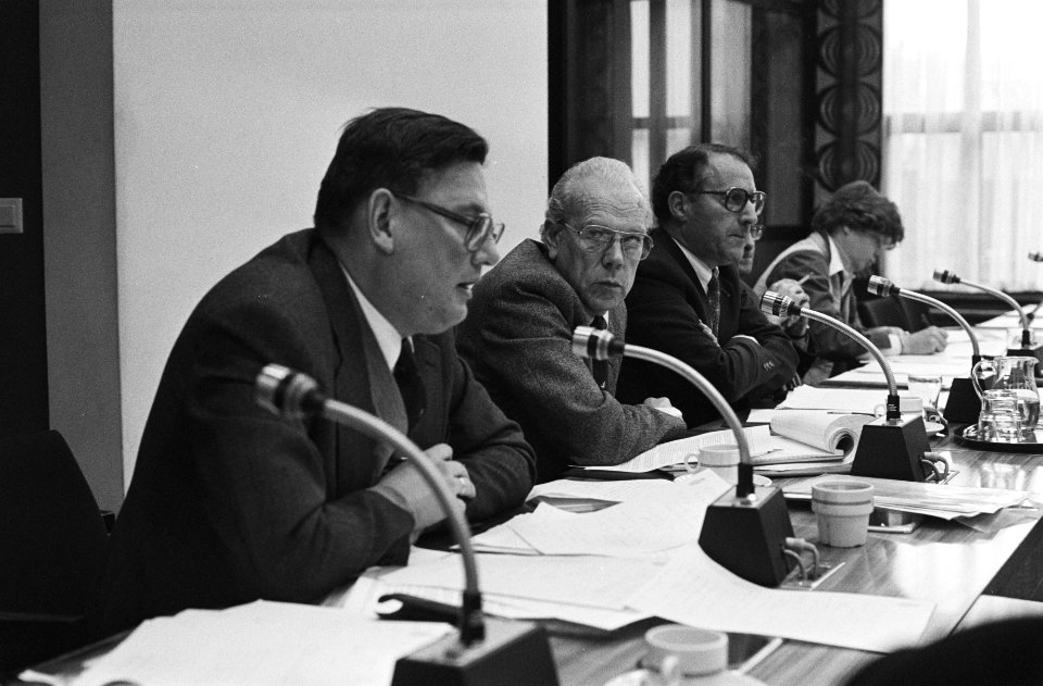 Commissievergadering wetenschapsbeleid, maatschappelijke gevolgen van micro-elektronica, v.l.n.r. de Ministers Van Aardenne, Bestanddeelnr 931-3641