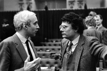 Commissie-vergadering over het media-beleid, nos-voorzit Jurgens (l) die de ver, Bestanddeelnr 931-1937