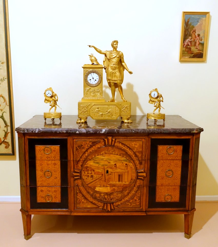 Commode with marquetry, unidentified, view 2 - Museo Nacional de Artes Decorativas - Madrid, Spain - DSC08384