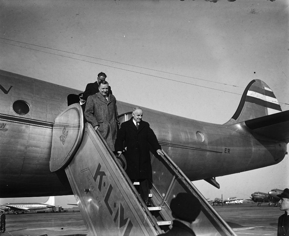 Commissie van Drie komt aan op Schiphol. Graham, Kirby verlaten het vliegtuig, Bestanddeelnr 902-5649