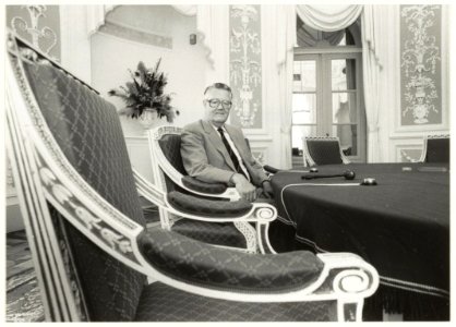 Commissaris der Koningin drs. R.J. de Wit in zijn werkkamer in het Provinciehuis aan de Paviljoenslaan. NL-HlmNHA 54015253