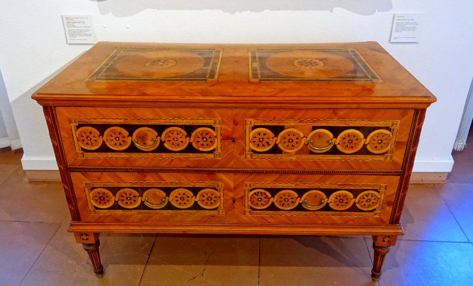 Commode by a Franconian master, c. 1780-1790 - Mainfränkisches Museum - Würzburg, Germany - DSC04489
