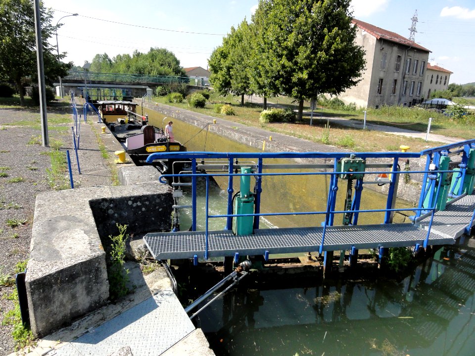 Commercy (Meuse) Canal de l'Est écluse (02)