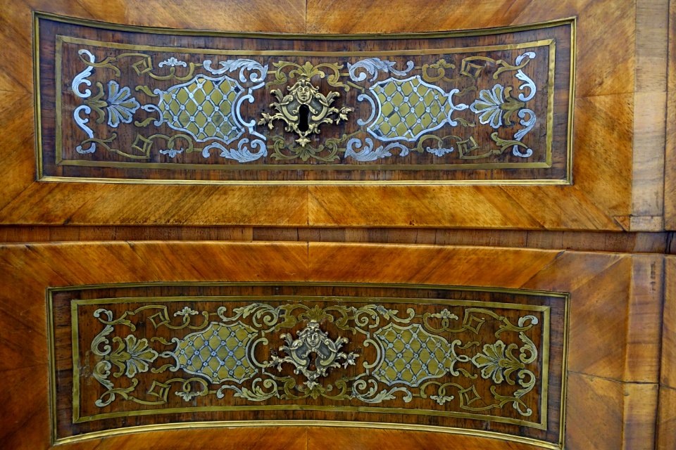Commode, Nuremberg, c. 1730, pine, walnut, maple, plane, pewter, brass, view 2 - Germanisches Nationalmuseum - Nuremberg, Germany - DSC02532