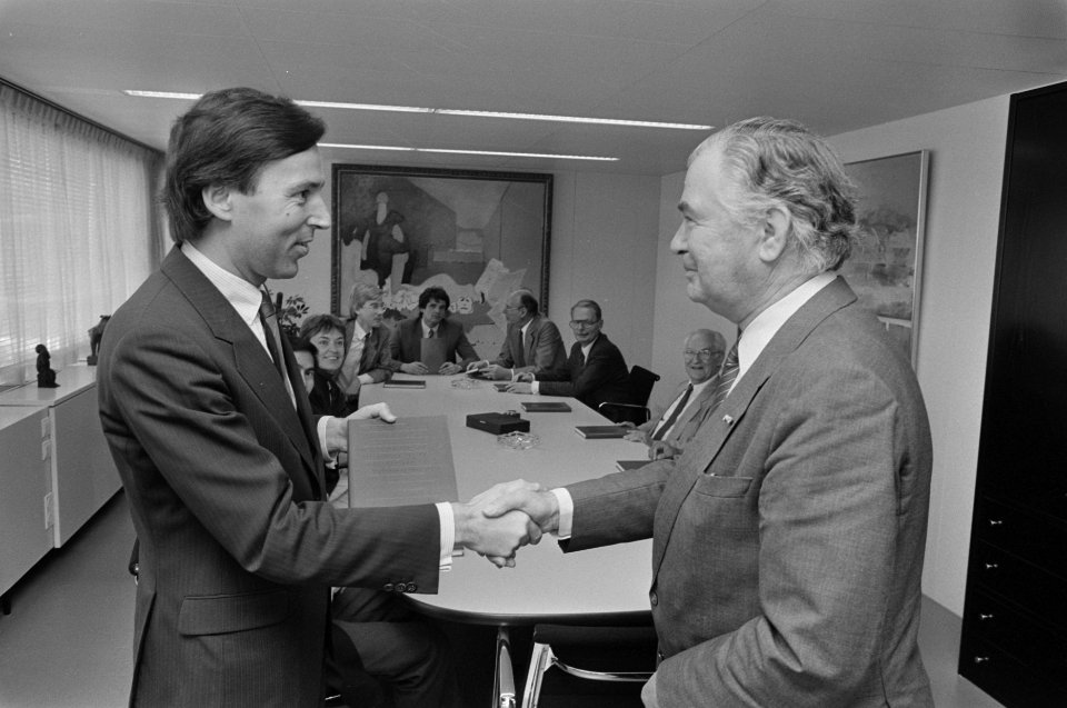 Commissie Van Dijke heeft eindrapport inzake vereenvoudiging en coordinatie van , Bestanddeelnr 934-0279
