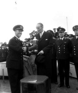 Commandant ontvangt de beker uit handen van de gezant, Bestanddeelnr 907-0552