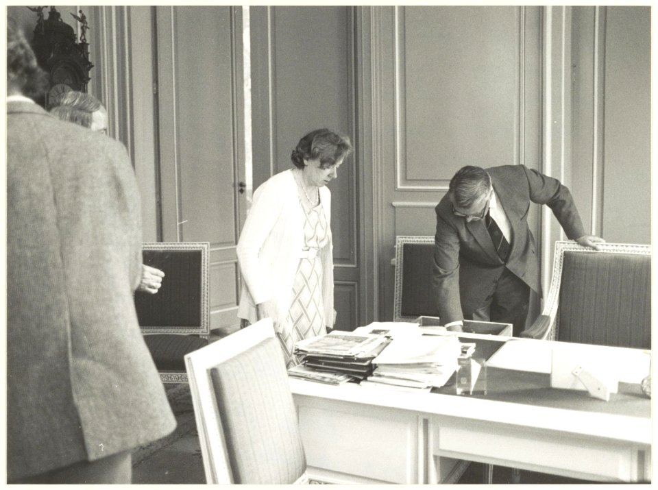 Commisaris der Koningin, Drs. R.J. de Wit controleert zijn kamer in het Provinciehuis na de bezetting van betogers Anti Kernenergie., NL-HlmNHA 54020958