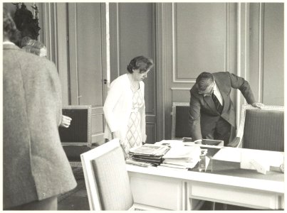 Commisaris der Koningin, Drs. R.J. de Wit controleert zijn kamer in het Provinciehuis na de bezetting van betogers Anti Kernenergie., NL-HlmNHA 54020958