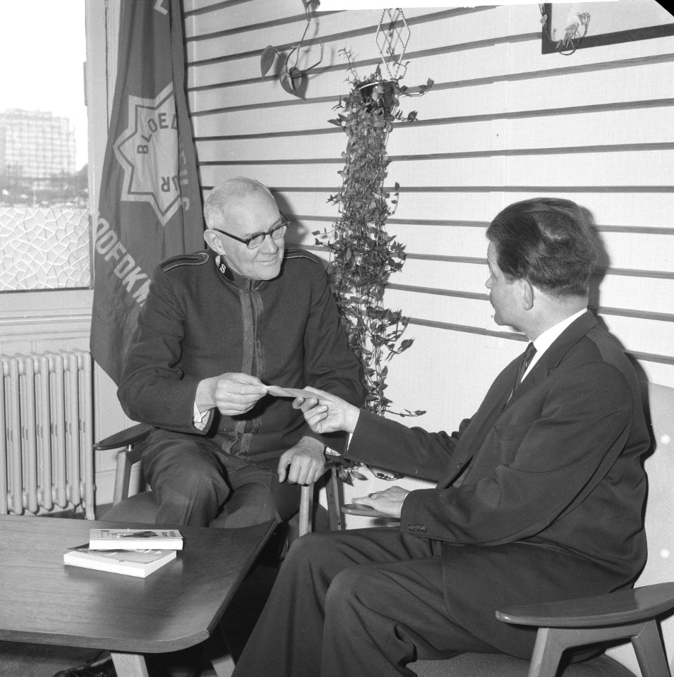 Commandant van het Leger des Heils, WF Palstra, krijgt iets overhandigd ivm 75, Bestanddeelnr 913-8186