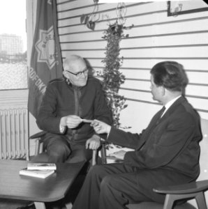 Commandant van het Leger des Heils, WF Palstra, krijgt iets overhandigd ivm 75, Bestanddeelnr 913-8186