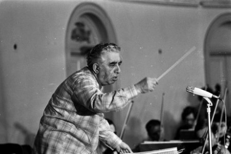 Componist Chatsjatuzian dirigeert Amsterdam Philharmonisch orkest in Felix Merit, Bestanddeelnr 924-9845