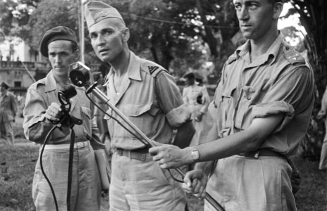 Commandant van de T-Brigade, kolonel DRA van Langen aan het woord na de hardl, Bestanddeelnr 179-6-5