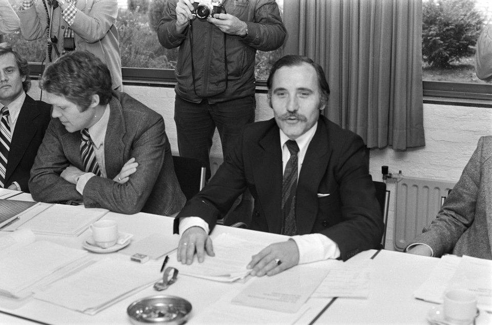 Commissie Christiaanse en VVSC ea bijeen in Zeist prof Christiaanse met boek, Bestanddeelnr 928-8452