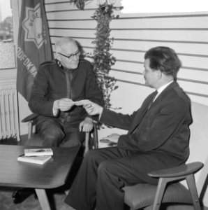 Commandant van het Leger des Heils, WF Palstra, krijgt iets overhandigd ivm 75, Bestanddeelnr 913-8189