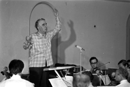 Componist Chatsjatuzian dirigeert Amsterdam Philharmonisch orkest in Felix Merit, Bestanddeelnr 924-9846